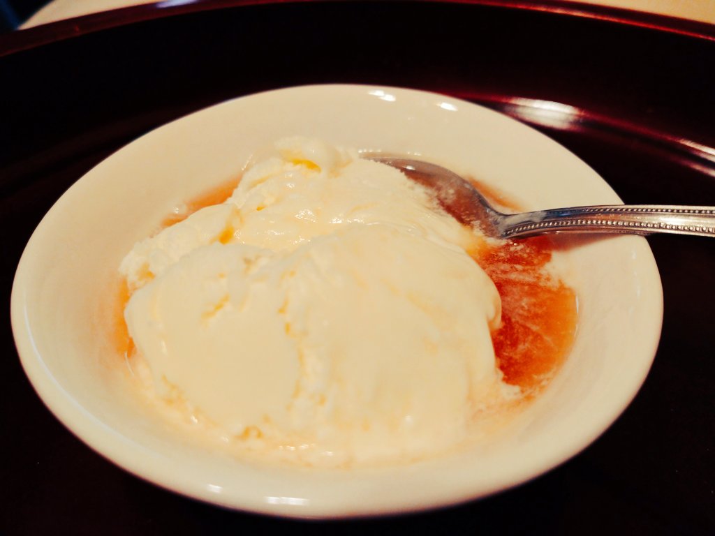 houzansanjin's tweet photo. 日本酒アフォガードと、それに使う熟成させた純米酒🍨🍶
琥珀色の見た目はまるでラム酒のようですが、やや甘く味のしっかりとした香り濃厚な日本酒。アイスクリームとの相性も抜群なので是非😌
¥600でのご提供です。
#和モダンカフェバー薔薇亭
#moja2
#アフォガード
#和スイーツ https://t.co/heAjNLnXqB