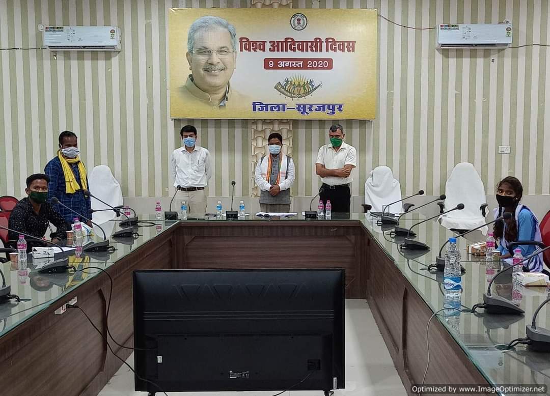 विश्व आदिवासी दिवस के अवसर पर संसदीय सचिव श्री पारसनाथ राजवाड़े, कलेक्टर श्री रणबीर शर्मा एवं जिला सीईओ श्री आकाश छिकारा ने जिलेवासियों को बधाई एवं शुभकामनाएं दी, जिला प्रशासन के द्वारा आयोजित कार्याक्रम में आदिवासी मेधावी छात्रों को किया गया सम्मानित <a href="/ChhattisgarhCMO/">CMO Chhattisgarh</a> <a href="/dprcg_gov/">DPRCG</a>