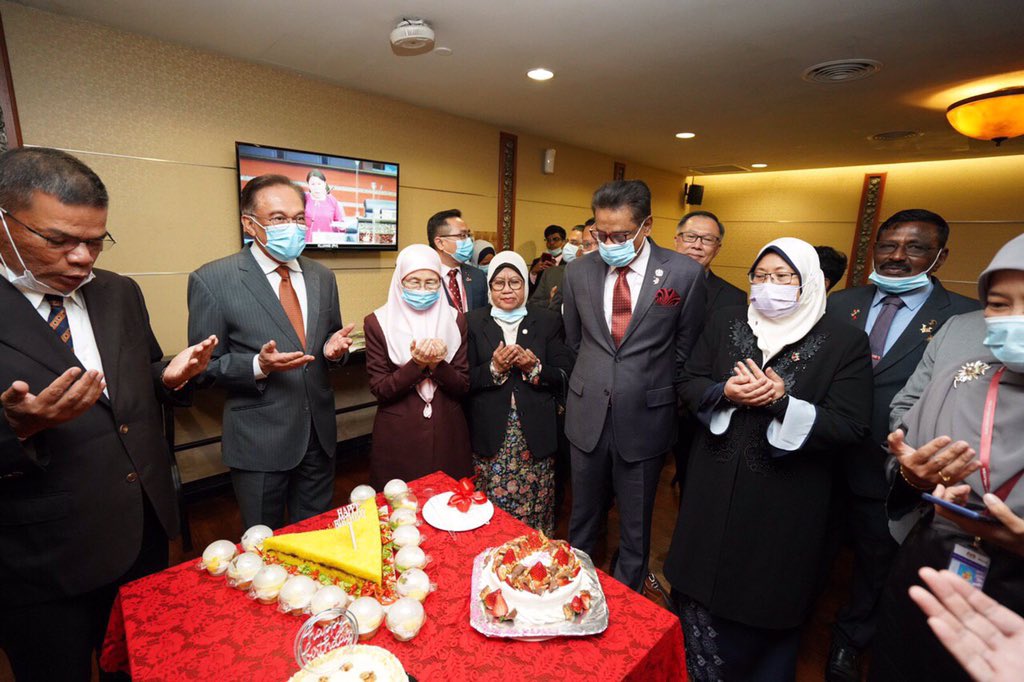 Disambut dengan ucapan hari jadi oleh rakan-rakan di Lounge Parlimen. Alhamdulillah, semoga kita semua teruskan khidmat dengan baik dan bertanggungjawab.