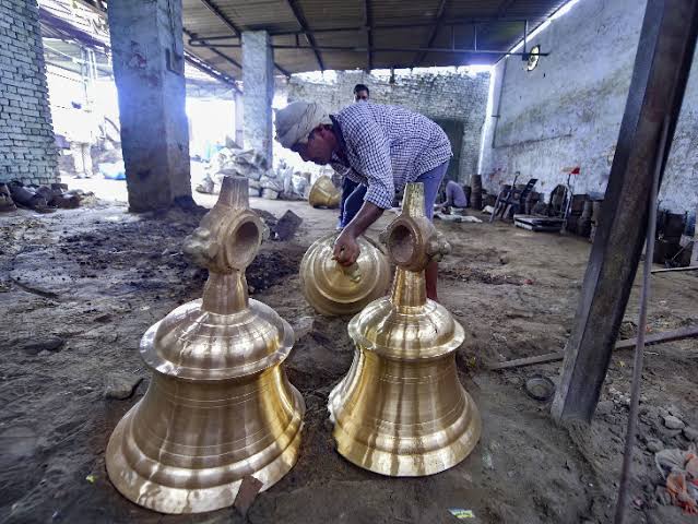 'When you work on a bell of this size, the difficulty level increases manifold'-- Dau Dayal (50) a fourth-generation vine maker.
6 feet high and 5 feet wide huge hour being prepared for the Grand Ram Temple. #Tweet4Bharat #सबके_राम 🚩 1/4