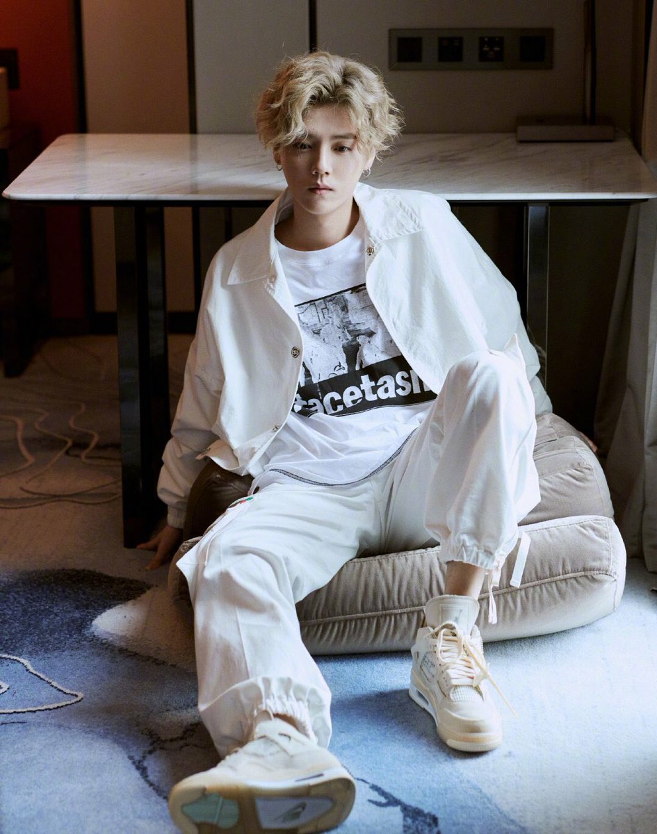 imninislulu's tweet photo. ⠀

luhan studio update / after xiao yang product press conference https://t.co/Wz3e4OYJfG