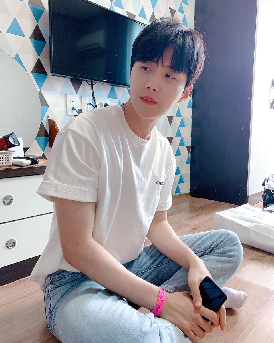 kimseonhointl's tweet photo. 08.10 Staff Diary Update
w/ #KimSeonho✨
#PreferredPhoto
Showing the standard white shirt+jeans
Actor Kim Seonho look
I've prepared something for everyone
This week's 2D1N advance look👀
#WhiteTee #Jeans #WellMatched #Man #KimSeonho #YouKnow #HowHard #ToMatch #TheBasics #김선호 https://t.co/Af0ClLr7CK