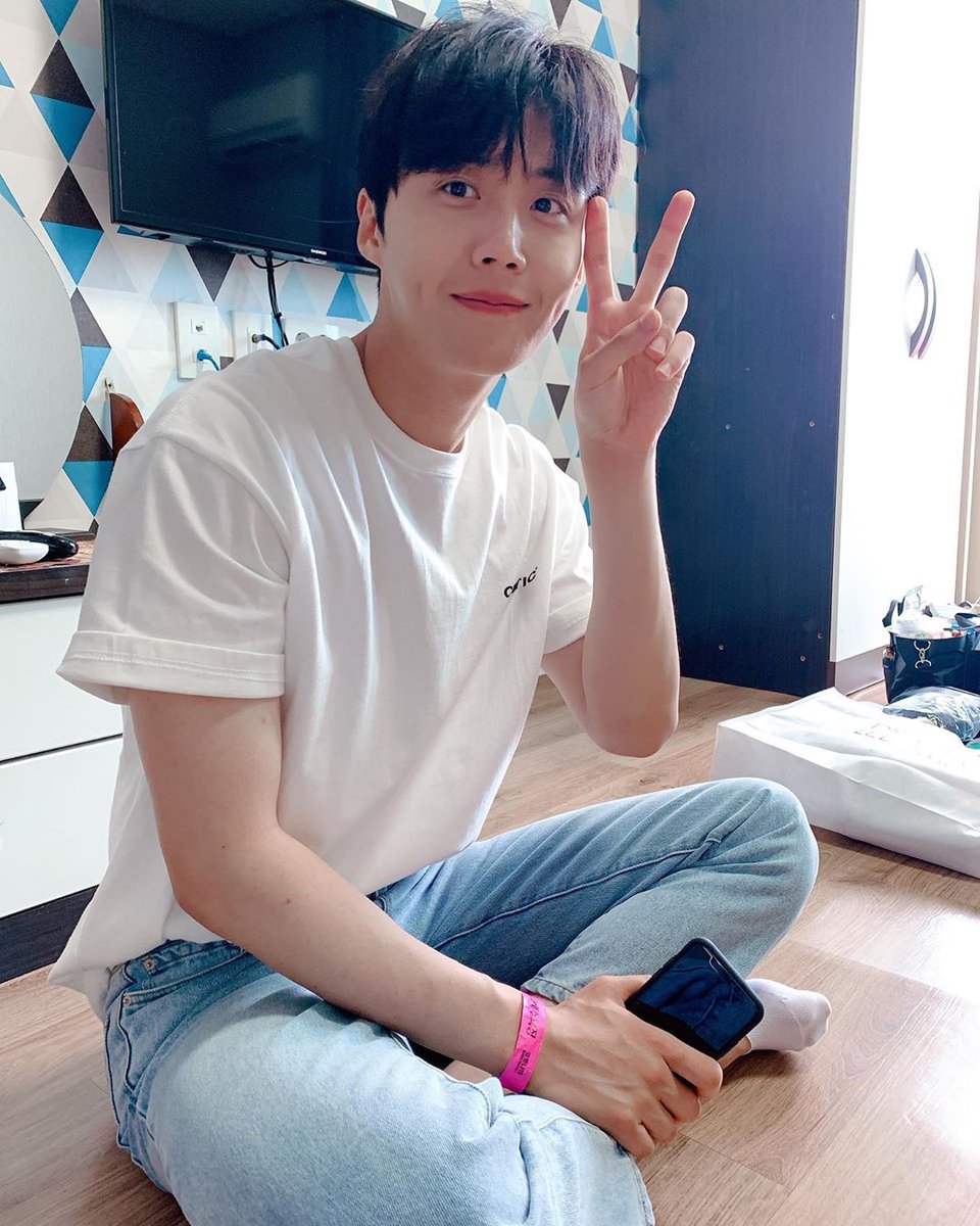 kimseonhointl's tweet photo. 08.10 Staff Diary Update
w/ #KimSeonho✨
#PreferredPhoto
Showing the standard white shirt+jeans
Actor Kim Seonho look
I've prepared something for everyone
This week's 2D1N advance look👀
#WhiteTee #Jeans #WellMatched #Man #KimSeonho #YouKnow #HowHard #ToMatch #TheBasics #김선호 https://t.co/Af0ClLr7CK