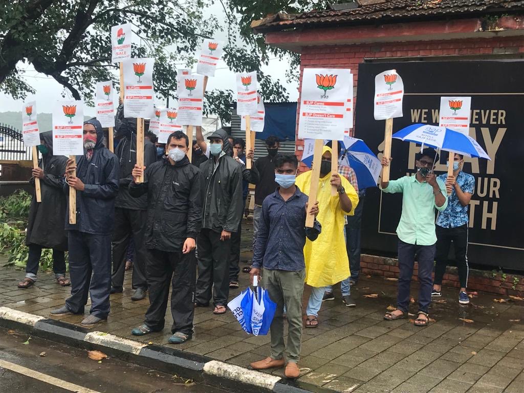 @AAPGoa registered silent protest against the unsaid unholy alliance of Congress and BJP. People joined in large numbers deapite harsh weather conditions to expose #CongressJanataParty