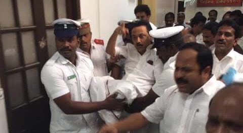 echai_'s tweet photo. ஏதோ நல்ல செய்தியாம்.. சரி எதுக்கும் முதல்லையே சொல்லி வைப்போம்..!

நீங்கள் ஆள வேண்டாம் என்று தான் நினைத்தோம் வாழ வேண்டாம் என்று நினைக்கவில்லை..! 😭😢😭 

#RIPStalin #RIPDmk 😭😢 https://t.co/CgRap4aU0z