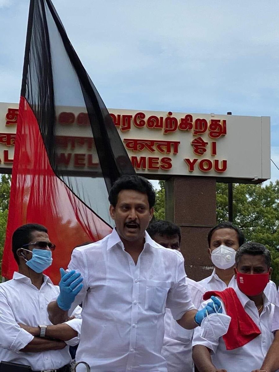 TVinothr318's tweet photo. தென்னக இரயில்வே தொழில் பழகுநர் பயிற்சி முடித்த #ACT_APPRETICES தமிழக இளைஞர்களுக்கு நியாயம் கேட்டு அவர்கள் உரிமை கேட்டு மத்திய-மாநில அரசுகளின் துரோகத்தை கண்டித்து போராட்ட களத்தில் எங்கள் அண்ணன் @Anbil_Mahesh MLA அவர்கள்.
@Udhaystalin
#NewProfilePic
#இளைஞர்கள்நலனில்_திமுக https://t.co/Q6hKBD2adP