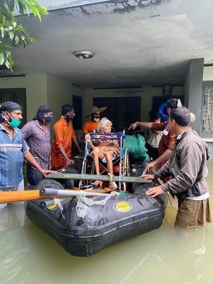 rajeshpadmar's tweet photo. RSS Swayamsevaks, Seva Bharati Volunteers in rescue works at flood-rain hit areas of Kerala. Also, performed last rites for the dead bodies. https://t.co/JUjqjLDGX2