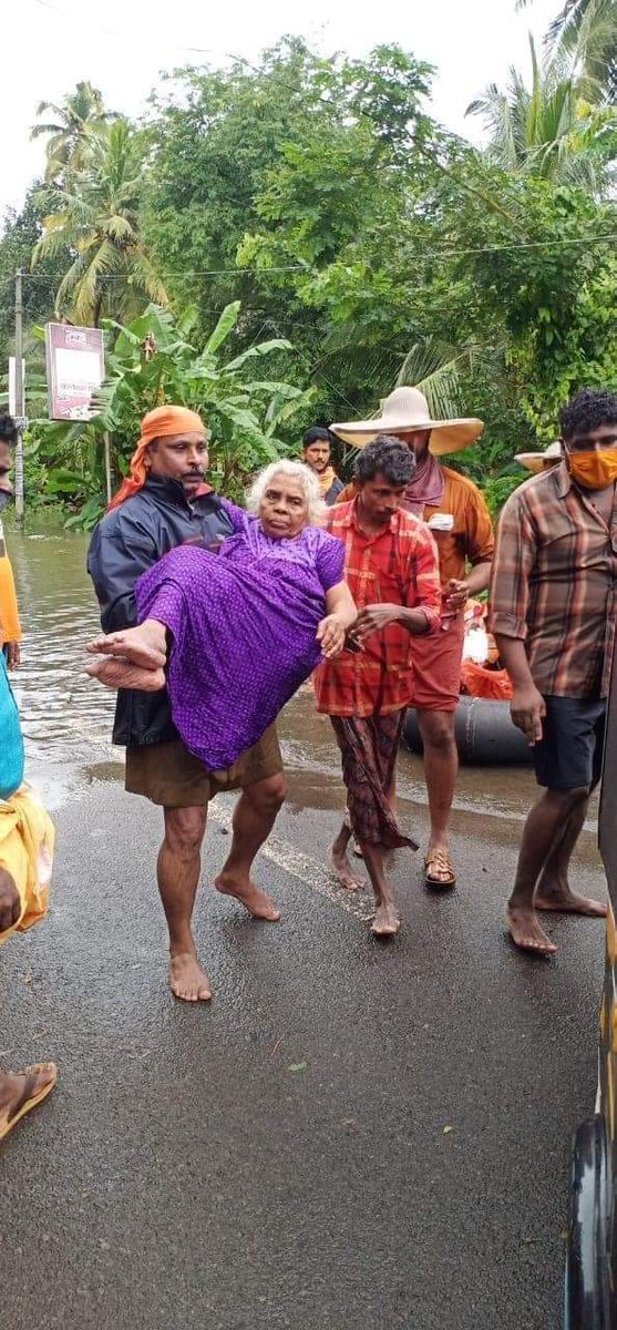 rajeshpadmar's tweet photo. RSS Swayamsevaks, Seva Bharati Volunteers in rescue works at flood-rain hit areas of Kerala. Also, performed last rites for the dead bodies. https://t.co/JUjqjLDGX2