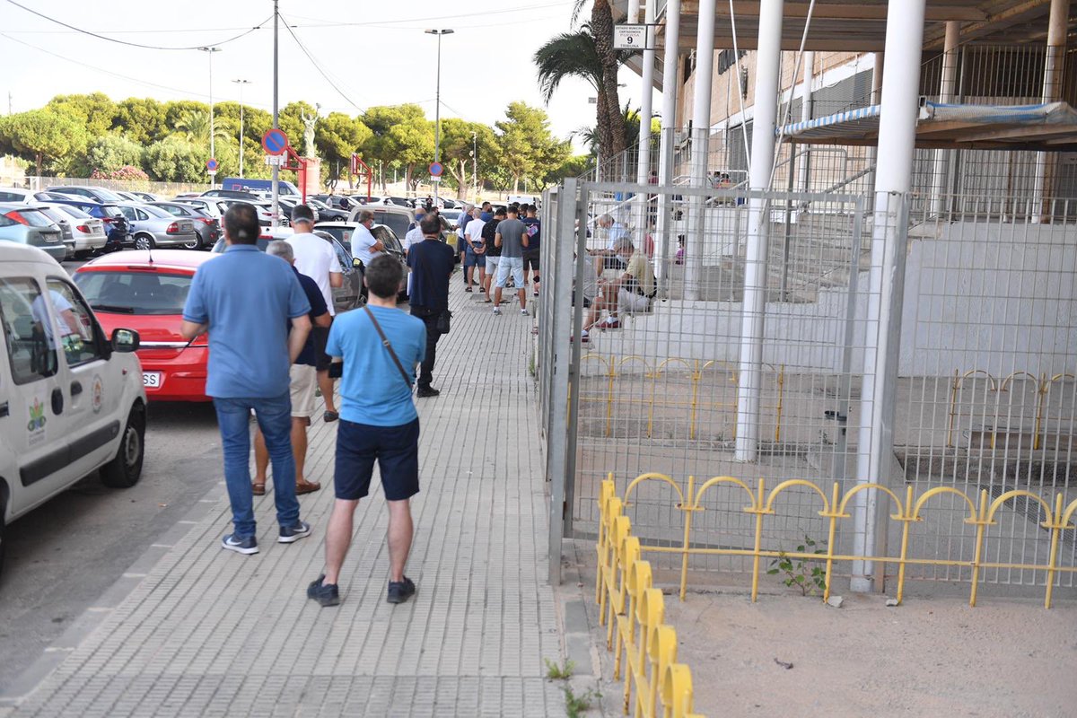FCCartagena_efs's tweet photo. ⚪️⚫️📸 ¡A las 10 horas abrimos las oficinas para los cambios de localidades y para seguir con la Campaña de Abonos 20/21! #ReNuevaNormalidad https://t.co/UxUe5GJXjr