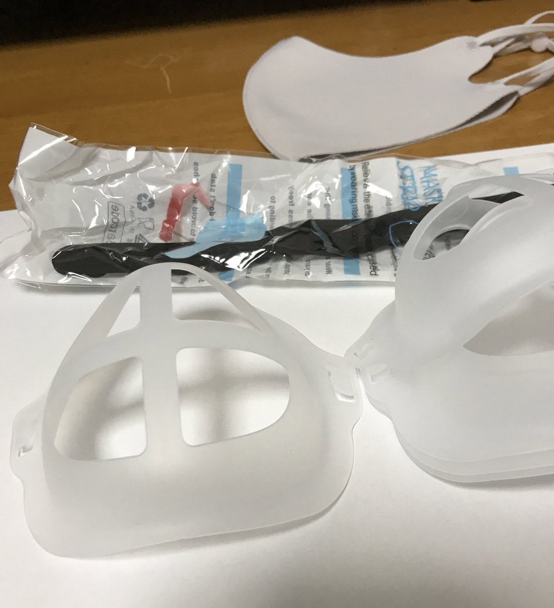 寺生まれのtさん A K A 新しい装備を手に入れた マスクの下に装着して空間作る夏用 プラケット マスクして発声する人達にはいいかも 難点は薄らマッドマックス感が出ること