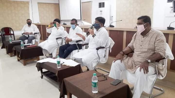BJD4Cuttack's tweet photo. କଟକ ଜିଲ୍ଲାରେ କୋଭିଡ ଆକ୍ରାନ୍ତରେ ସୁସ୍ଥ ହୋଇଥିବା ବ୍ୟକ୍ତି ମାନଙ୍କୁ ପ୍ଲାଜମା ଦାନ କରିବା ନିମନ୍ତେ ଉତ୍ସାହିତ କରିବା ସହ ଜିଲ୍ଲାରେ କୋଭିଡର ବର୍ତ୍ତମାନର ସ୍ଥିତି ନେଇ ଏକ ସମୀକ୍ଷା ବୈଠକ ଜିଲ୍ଲାପାଳଙ୍କ କାର୍ଯ୍ୟଳୟ କରାଯାଇଥିଲା।
@Naveen_Odisha 
@CuttackDM
@jenapratap66
@rajaaswain
@debashish_mla https://t.co/LECgNF9t5O