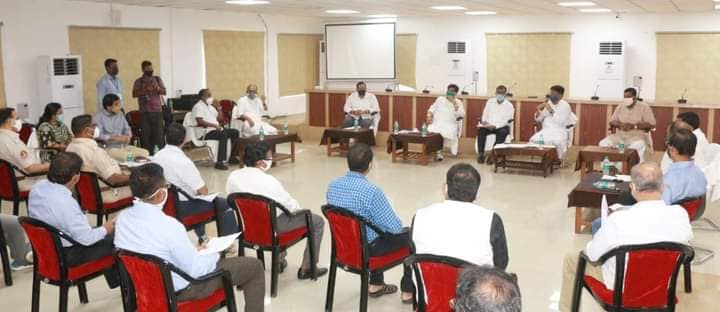 BJD4Cuttack's tweet photo. କଟକ ଜିଲ୍ଲାରେ କୋଭିଡ ଆକ୍ରାନ୍ତରେ ସୁସ୍ଥ ହୋଇଥିବା ବ୍ୟକ୍ତି ମାନଙ୍କୁ ପ୍ଲାଜମା ଦାନ କରିବା ନିମନ୍ତେ ଉତ୍ସାହିତ କରିବା ସହ ଜିଲ୍ଲାରେ କୋଭିଡର ବର୍ତ୍ତମାନର ସ୍ଥିତି ନେଇ ଏକ ସମୀକ୍ଷା ବୈଠକ ଜିଲ୍ଲାପାଳଙ୍କ କାର୍ଯ୍ୟଳୟ କରାଯାଇଥିଲା।
@Naveen_Odisha 
@CuttackDM
@jenapratap66
@rajaaswain
@debashish_mla https://t.co/LECgNF9t5O