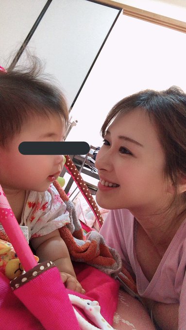 昨日積木くずしっていう映画を見てまして  主人公が盛大に部屋を荒らしまくるシーンのとこでうちの旦那が 「あ、ママいるよママ。4ヶ月くらい前ママ同じことしてたよ。怖いねぇママ。」って娘に話したらまだ話せないはずの娘が「こぁい。」ってしゃべったよ(๑&acute;&omega;`ﾉﾉﾞ✧