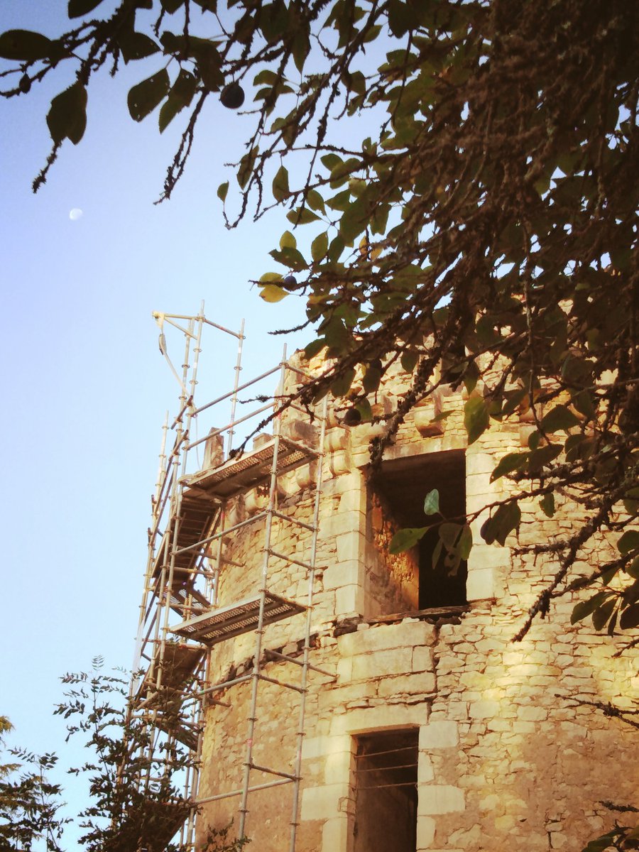 Bien au frais, les #jeunes du Club poursuivent un #chantier de déblaiement et de #maçonnerie sur la tour ronde au #châteaufort de Marqueyssac, en #Dordogne ; tout en organisant certains soirs des #piquenique : )