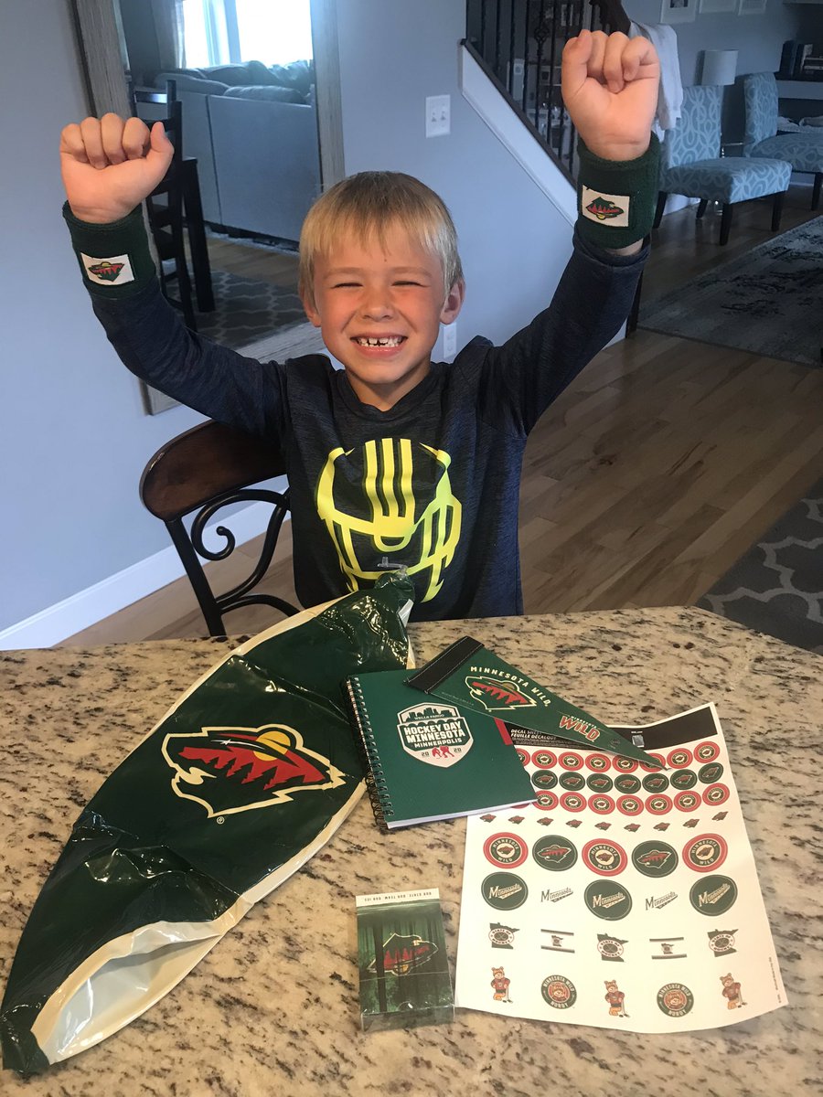 melsmieja's tweet photo. thank you @NordyWild for all the sweet @mnwild goodies!! https://t.co/09fi0Dadbr