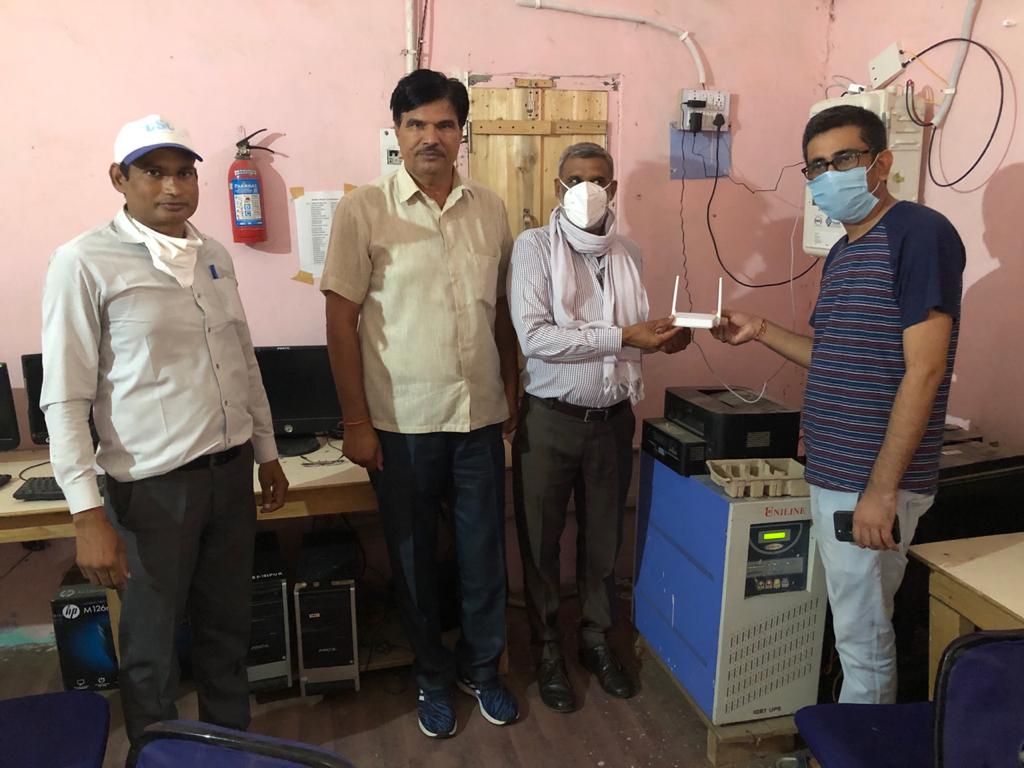 dmjagdeep's tweet image. CSC  द्वारा रेवाडी मे पहले Free FTTH इनटरनेट कनेक्शन--in Govt. Bulding  का गवाह बना- (राजकीय सीनियर सेकेंडरी स्कुल गाँव बनीपुर) मौके पर ए वी पी (सी एस सी) भी रहे मौजुद

बेहतर तेजी के साथ स्थापित हुआ कनेक्शन ।
@DigitalBharathAbhiyan 

#cscrewari   #cscvlerewari   #cscrewarirocks