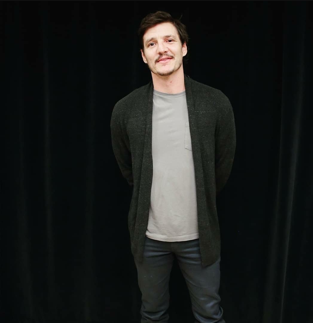 sweet_sub_sky's tweet photo. Pedro Pascal in Cardigans.....a thread.
(Before some asshole ruined it by telling him he should wear jackets coz the tailoring is more flattering. Hope that person has a bad day.)
#FuckSocialConventions #BringBackCardigans #PedroPascal #WhoToldYouToStop https://t.co/EzH6M12WES