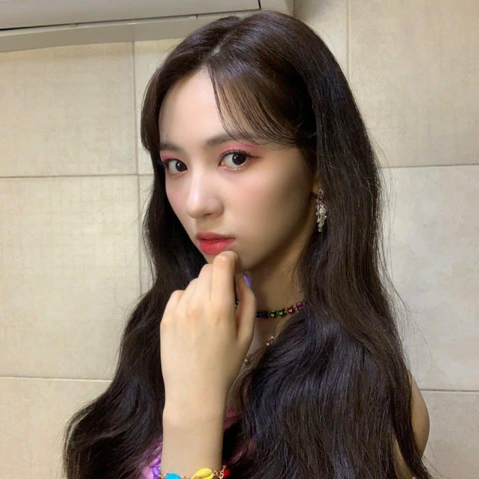 HJWARCHIVE's tweet photo. outfit 💯 makeup 💯 jiwon 💯 https://t.co/7Rh0Hq5RhK