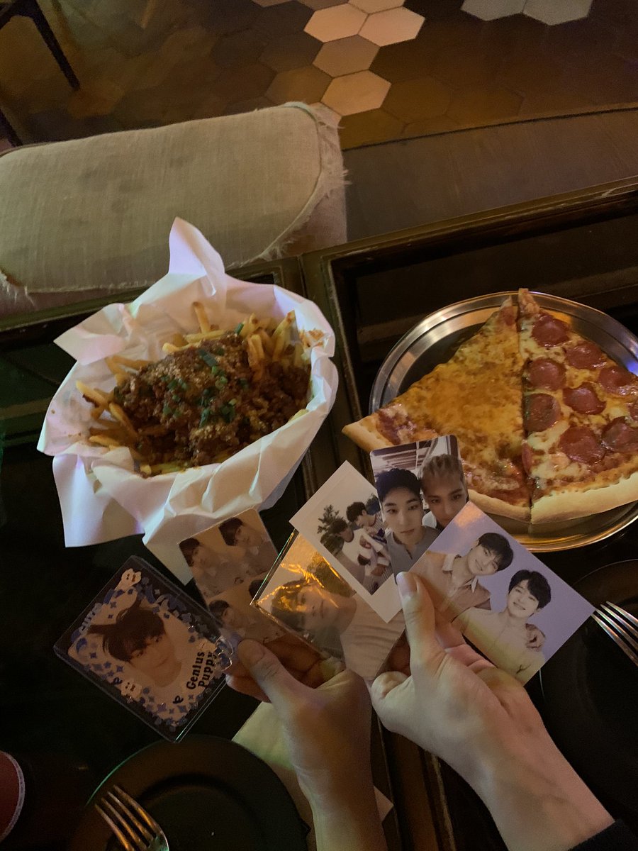 gazisvt's tweet photo. 잭스바 가세여 두번가세여ㅜㅜㅋㅋㅋㅋㅋ 피자짱맛잇음! 포카들고사진찍으면 97앉앗던 자리로 안내해주십니다 데낄라도 서비스로 주셧어여ㅋㅋㅋ 근데 정귻 으누앉은 자린 아셧는데 나머지는 모르셔가지곸ㅋㅋㅋ 암튼 97때매 넘 고생 많이하셧대여ㅠ 이상한데아닌데!! 인스타디엠도 마니받으셧다곸ㅋ https://t.co/Z84TwxocpN