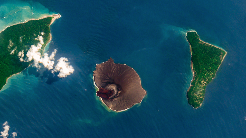 oysteinvolcano's tweet photo. Satelite image of #AnakKrakatau volcano in the Sunda Strait #Indonesia today 10th August as captured by the #Sentinel-2🛰️ https://t.co/LcE50dFUE1