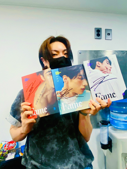 hansethings's tweet photo. hanse showing off his collection of signed han seungwoo albums

@VICTON1109 https://t.co/en5oetpWRP