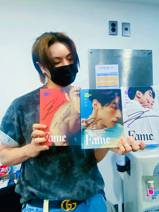 hansethings's tweet photo. hanse showing off his collection of signed han seungwoo albums

@VICTON1109 https://t.co/en5oetpWRP