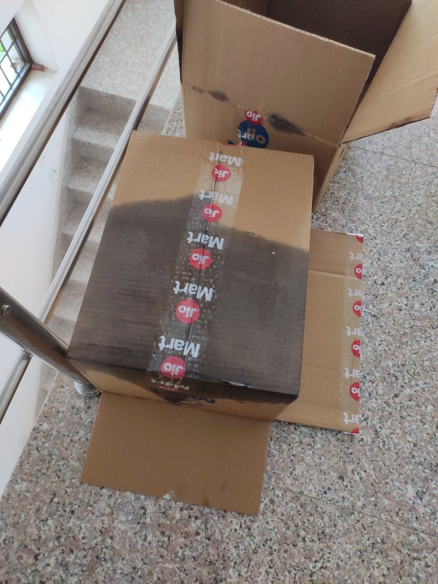 simranbhandari4's tweet photo. @JioMart_Support 
Received leaking oil packets. 
Your customer care not picking up the call neither got response through email. https://t.co/wAwoSqN7bp