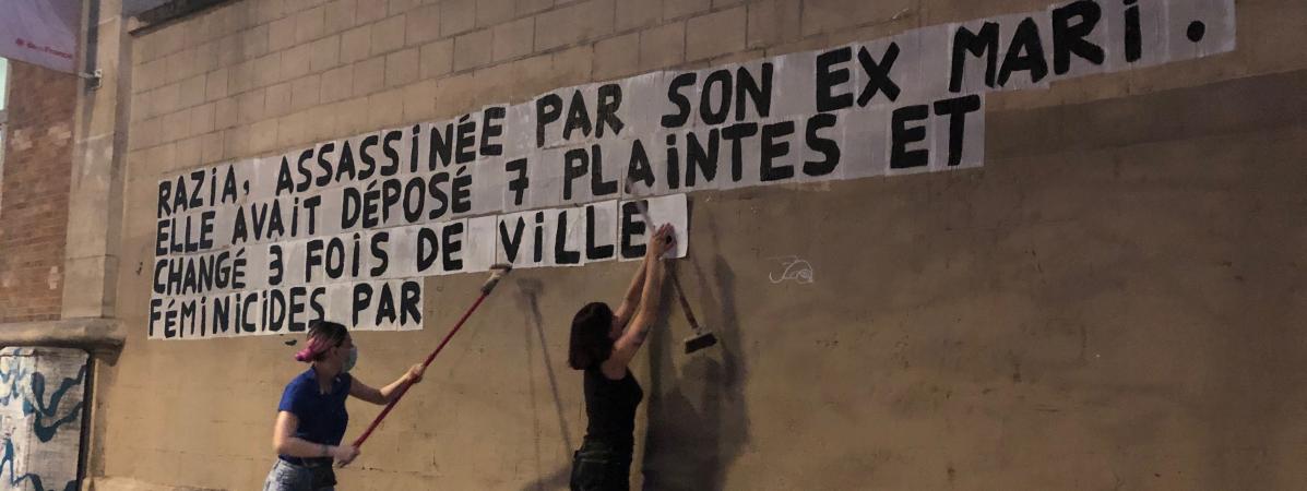 franceinfo's tweet photo. [THREAD] Le mouvement Collage Féminicides qui dénonce les violences faites aux femmes avec leurs slogans à l’encre noire fête son 1er anniversaire. D’une quinzaine de colleuses il y a un an, elles sont désormais entre 1 500 et 3 000 à Paris 

https://t.co/6FRFDbPBvy https://t.co/zpIG06UeVR