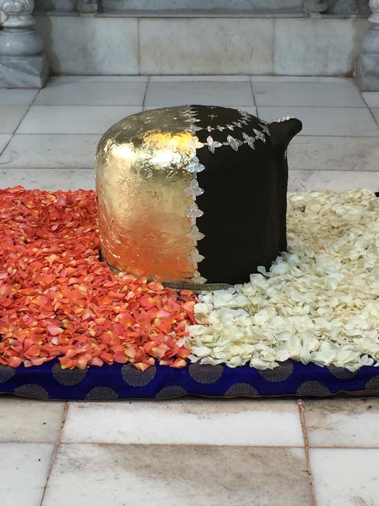 SbpTemple's tweet photo. 🙏🏻ॐ नमः शिवाय 🙏🏻
आज की १७वी घी पूजा 
दिन :- सोमवार
ता :- १०-०८-२०२०
 || विराट शिवमुख दर्शन ||
      🙏🏻*हरि ओम्*🙏🏻 #BabulnathMandir https://t.co/oo55RMKQ7Q