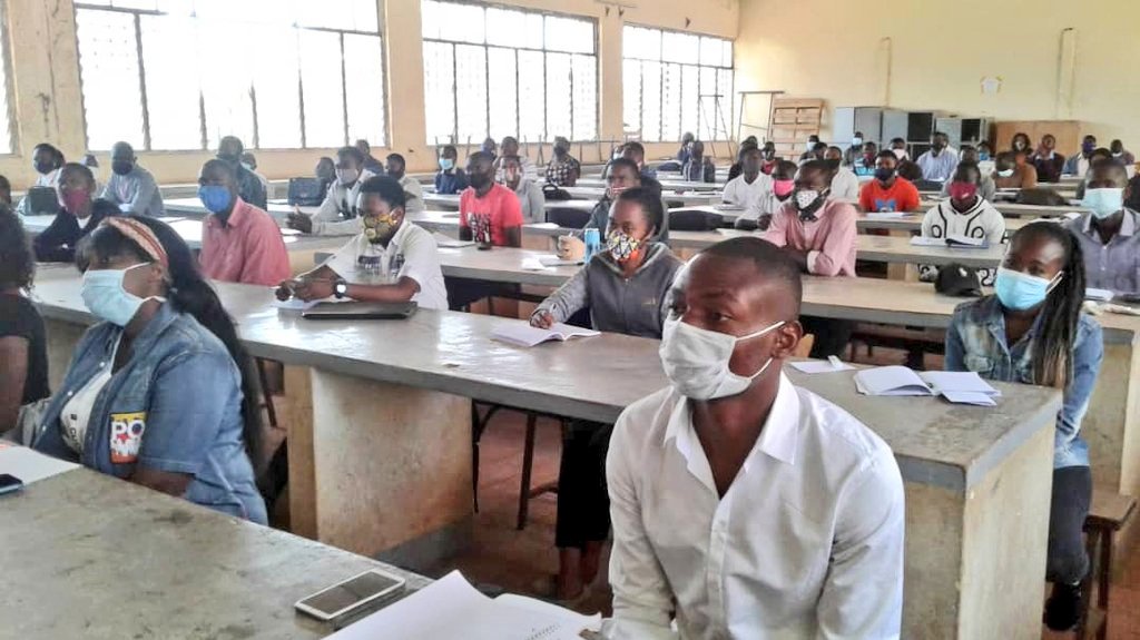 La reprise des cours  été  est effective ce Lundi 10 Août à l'UNILU dans le respect des gestes barrières. 
Le Recteur accompagné des membres du Cabinet a effectué la ronde dans toutes les facultés.
Le PO. Gilbert Kishiba a souhaité plein succès aux étudiants.
<a href="/uniluofficiel/">Université de Lubumbashi</a>