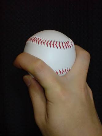Ini perbedaan grip untuk splitter dan forkball, tapi perlu diingat setiap pitcher bisa mengubah grip tanpa perlu mengubah jenis pitchingnya seperti Eijun misalnya