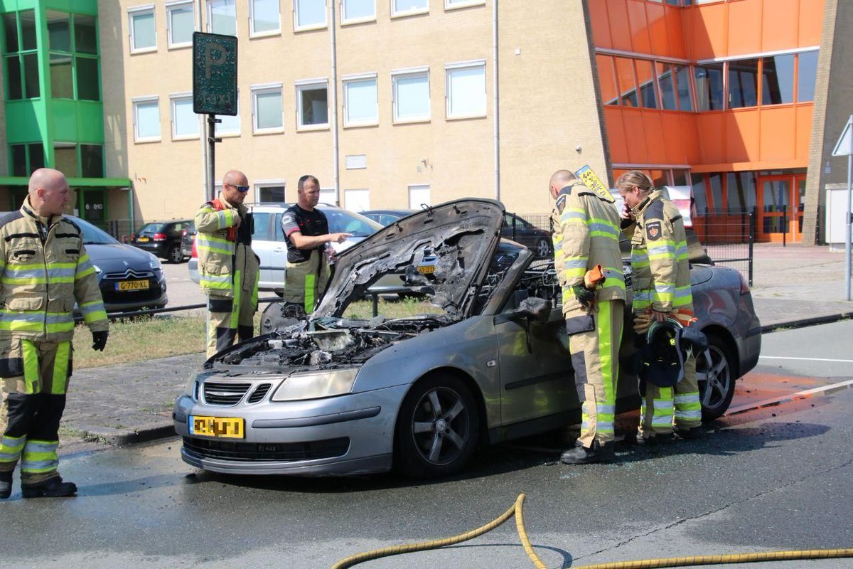 Saab Cabrio gaat in vlammen op in Zwolle . | #Overijssel #nieuws Zwolle