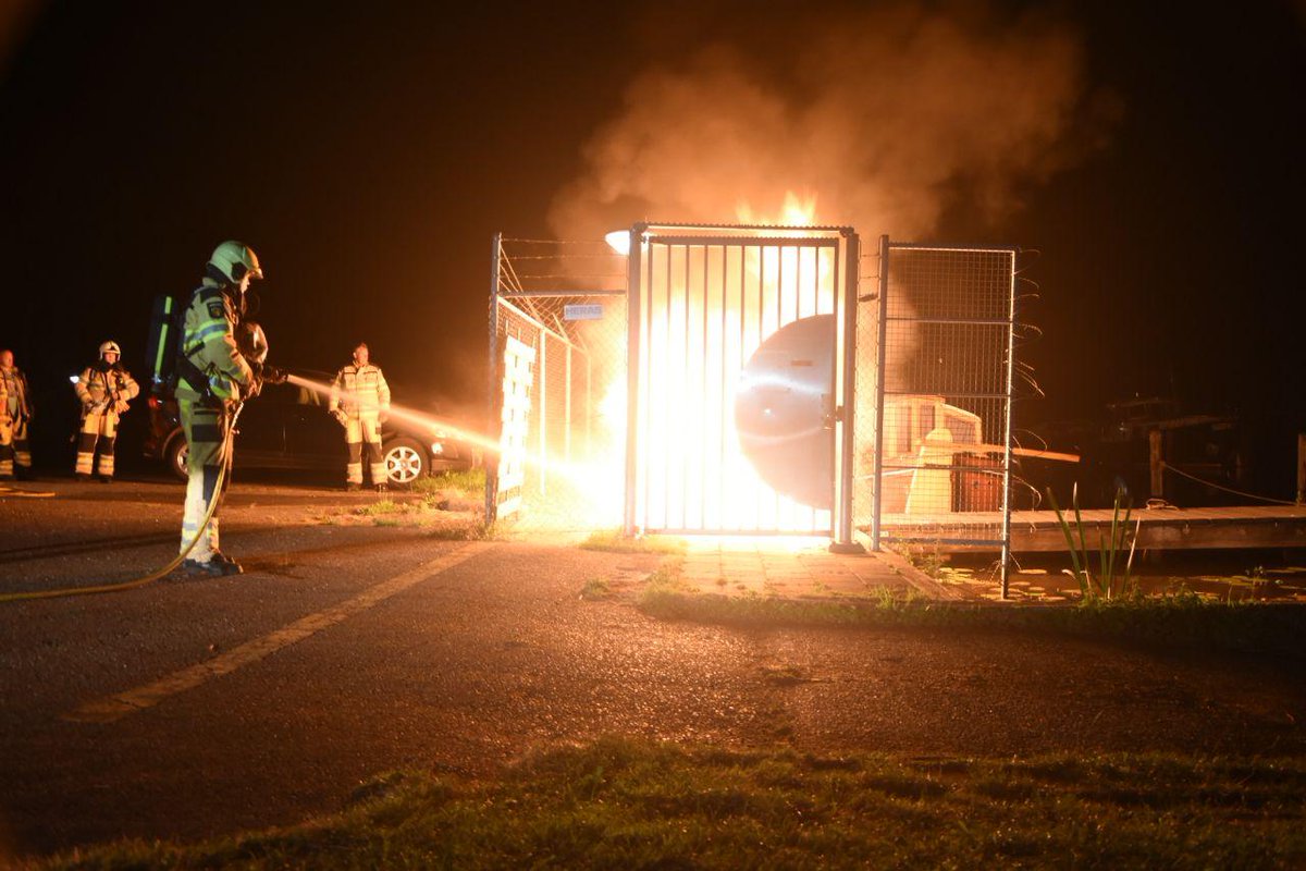 Flinke vlammen bij containerbrand in Steenwijk .