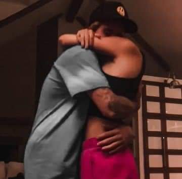 fcjbieber4's tweet photo. Esse casal não tem NENHUM defeito! Vão completar 3 anos de casados e parecem 2 adolescentes apaixonados em começo de namoro.

Eu não sei quem tem mais sorte nessa relação https://t.co/aVyhupZjYi