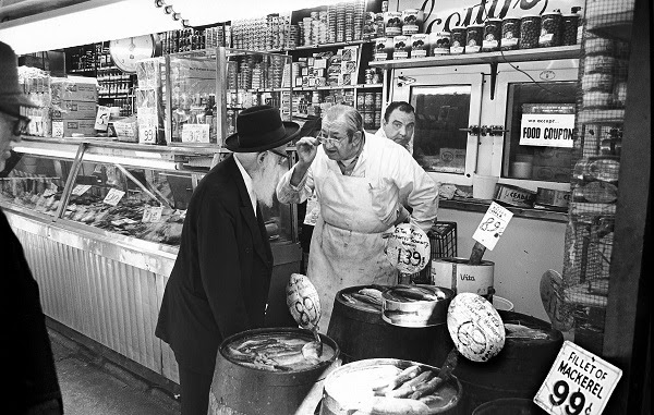 PosenLibrary's tweet photo. The photographs in Deborah Dash Moore’s #ThePosenLibrary summer newsletter illuminate the often glossed-over Jewish character of NYC’s Lower East Side.
Go to https://t.co/51sPjvIABh to dig deeper into these LES moments. https://t.co/ew4506Kjz8