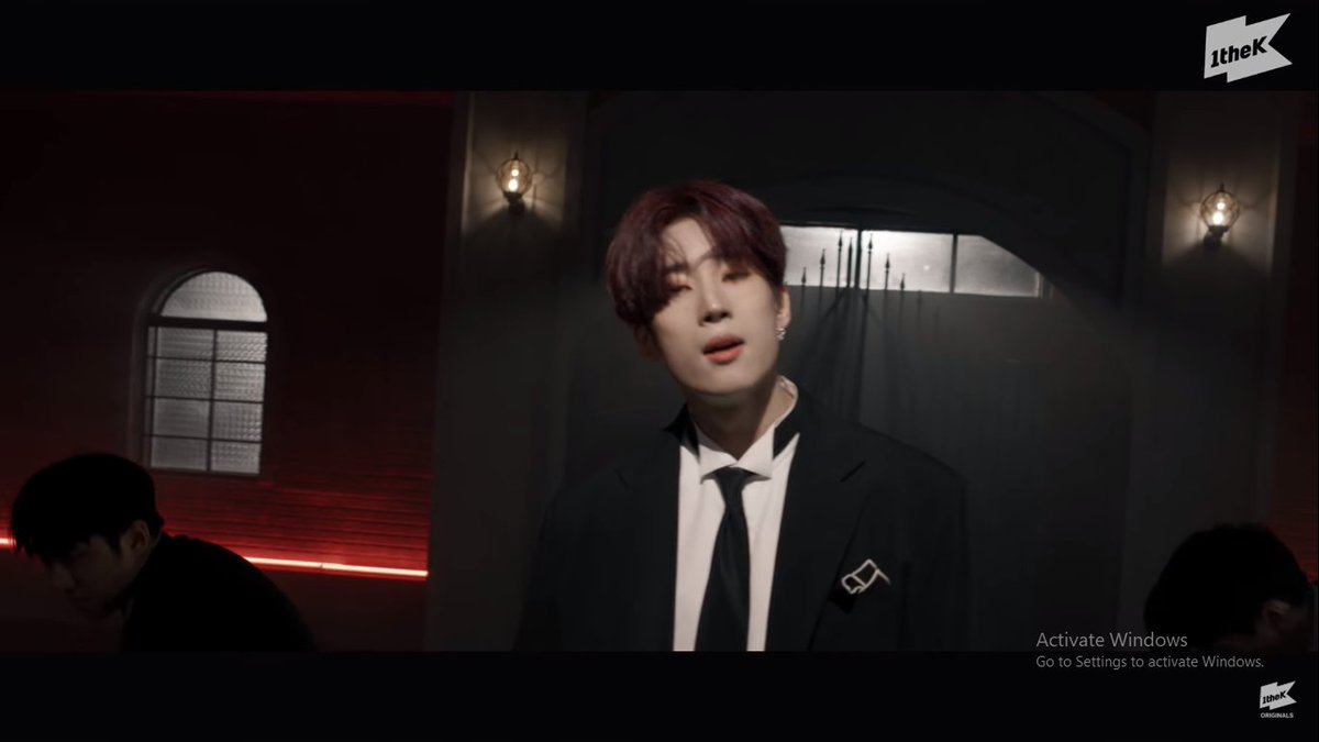 XINYIIIII_'s tweet photo. @1theK #수트댄스_한승우 #SuitDance_HANSEUNGWOO

The whole video is my favourite. If I were to choose 1, it will be this scene because he is a masterpiece. https://t.co/Tk93r7vg7N