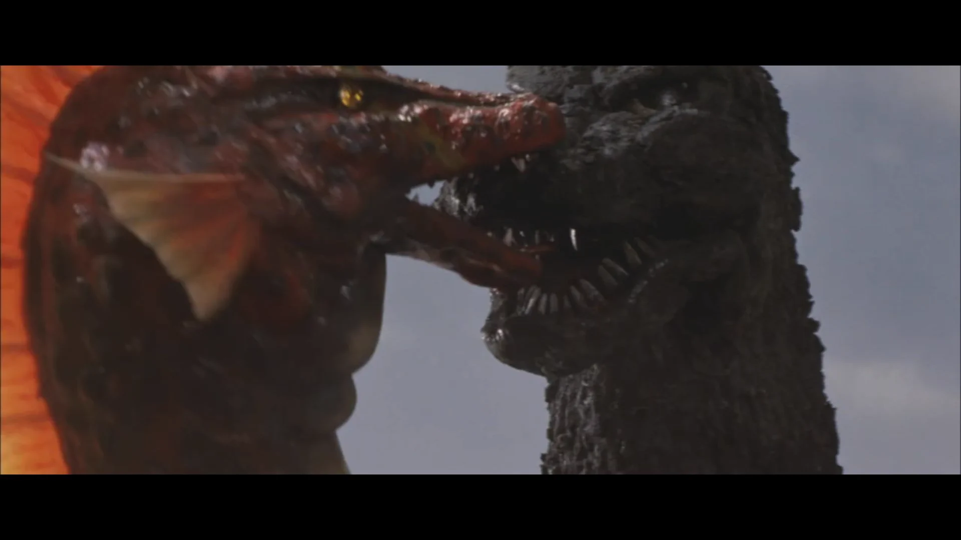 今話題の鼻かじキス！実は45年前にゴジラが実践済み？