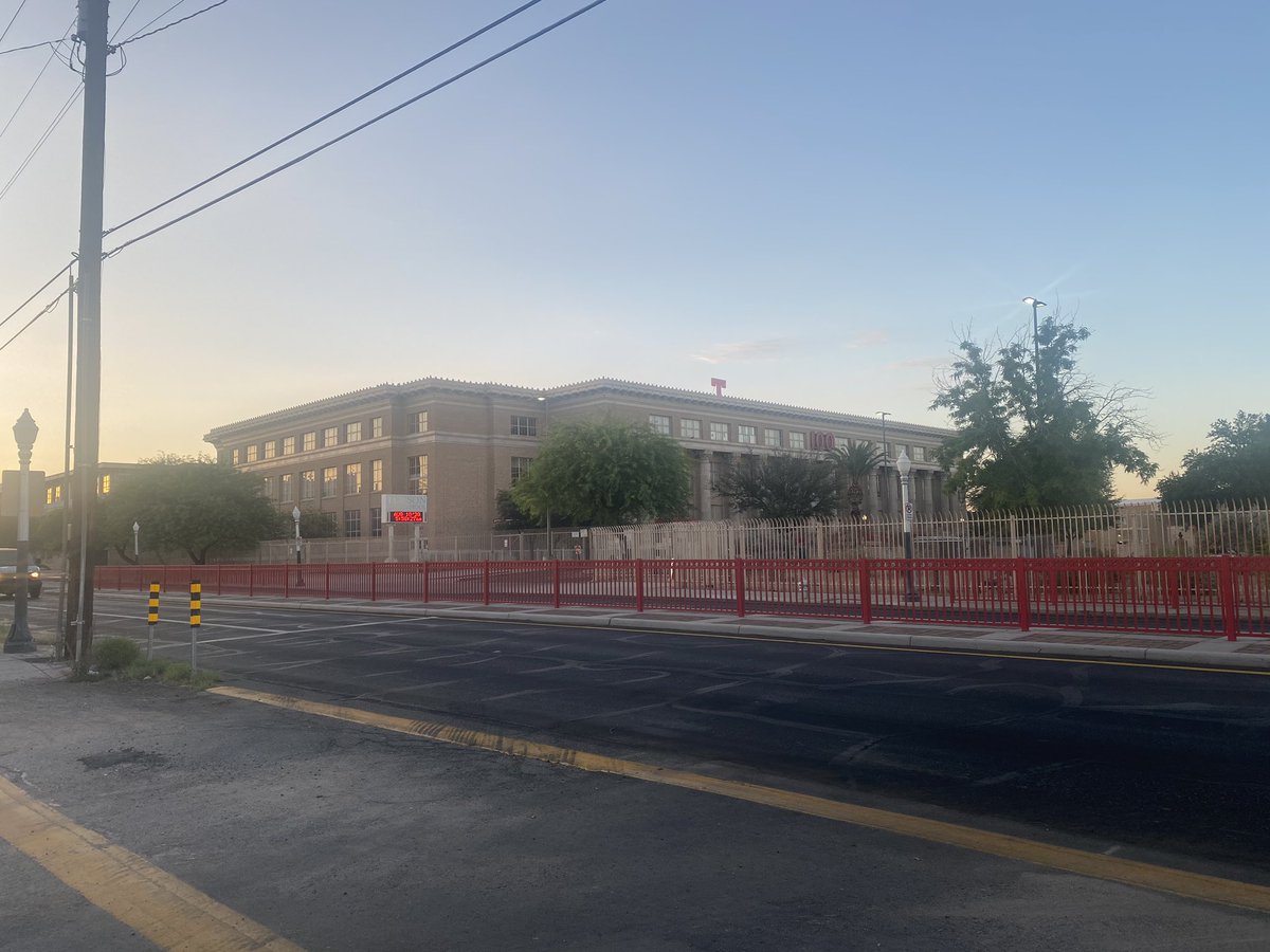 VeronicacostaTV's tweet photo. #TucsonHigh is suppose to be filled with students &amp; teachers today - instead this @tucsonunified school (and others) are lonely. Students are starting remote learning today - details on what they can expect on @kgun9 https://t.co/HxarcOWPH8