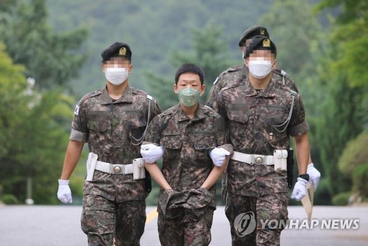 500ml7_'s tweet photo. 자신보다 약자인 여성, 노인, 동물 괴롭히는 남자들이 동성 앞에서는 명함도 못 내미는 놈이라던 말이 한 장으로 증명되는... https://t.co/SLS6MBx0cl