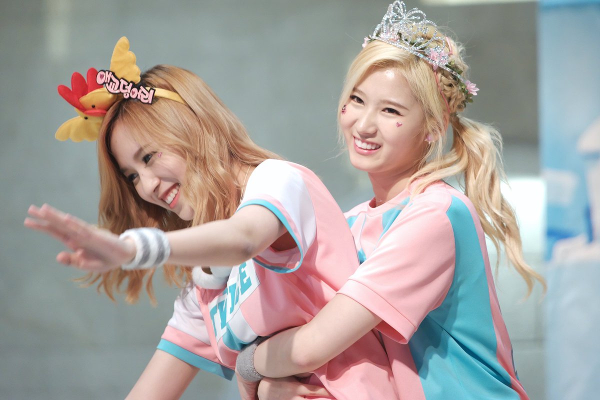misanasuperior's tweet photo. Sana back hugging Mina

a soft thread; https://t.co/qQPSNpMW87