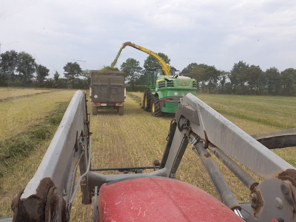 clagaut35's tweet photo. Aujourd'hui c'est ensilage, non non pas de maïs, de l'herbe du Soudan  @phagriculture @Fragritwittos 😁👍 https://t.co/DQMLORFEWA
