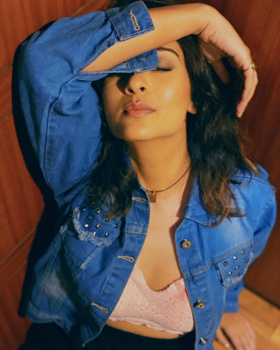 Ragalahari's tweet photo. Drama Alert! That sleepy pose, when you want to escape from filling water bottles assigned by mom. 😜😉😎 @starlingpayal 

#PayalRajput #CrazyPose #DramaAlert #Ragalahari https://t.co/NJhG93U5PZ
