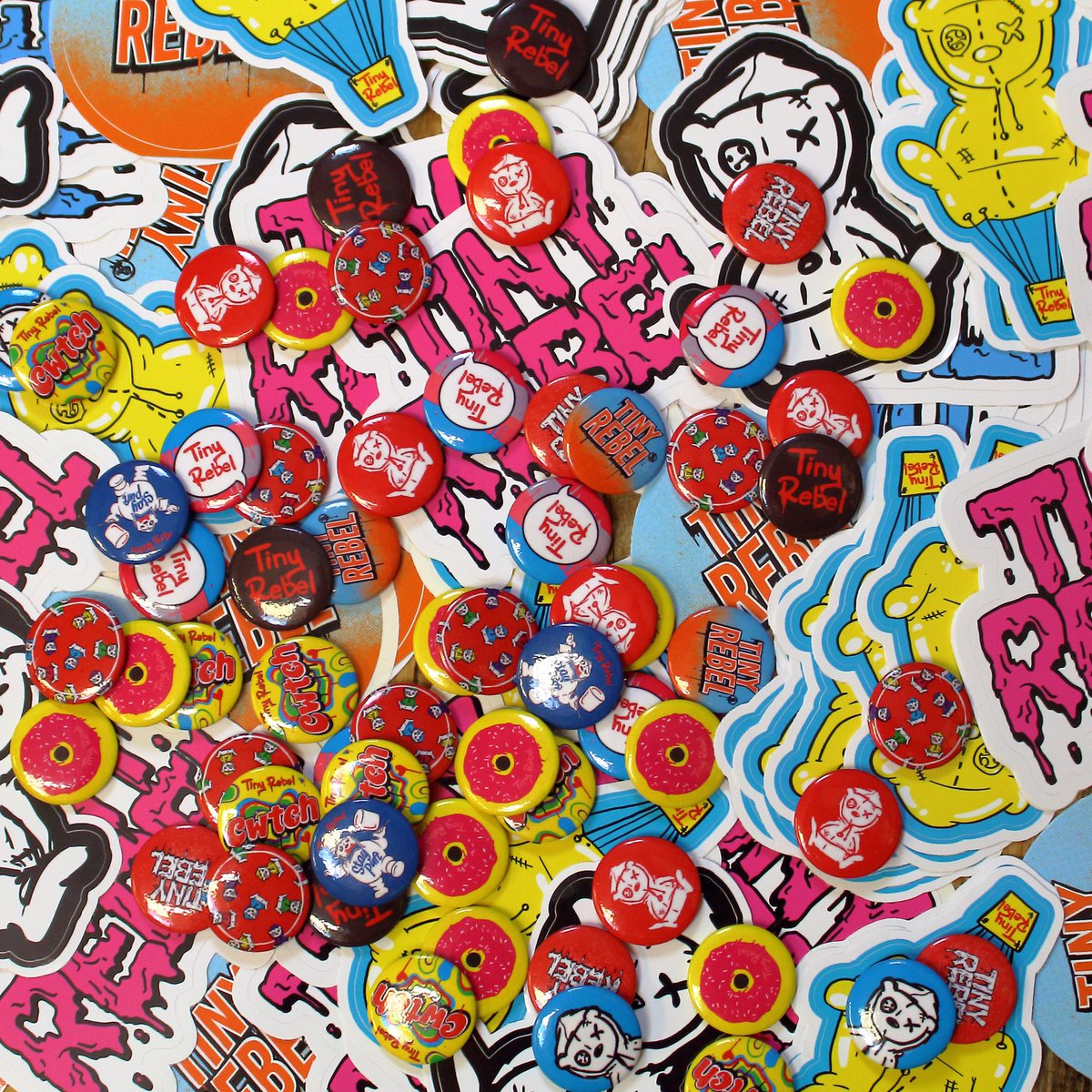 The best thing about stickers is how versatile they are; you can use them for promo, on your packaging or add them to your store!

Find them featured in our August Bundle Deal:
▪️25 TEES
▪️50 TOTES
▪️250 VINYL STICKERS
🔥= £350 ALL IN 🔥

#HappyMonday #stickers #etsyshop #artists