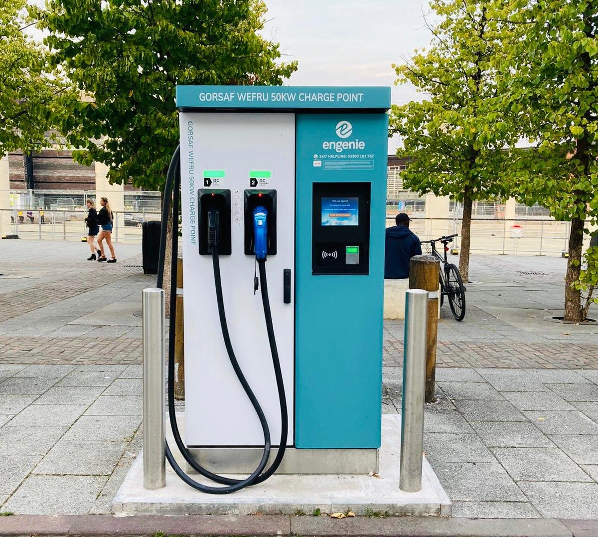 CamarillaGroup's tweet photo. Great to see new electric charge points in Cardiff Bay, the way forward  @cardiffcouncil @WelshGovernment https://t.co/fmC6h61Hqp
