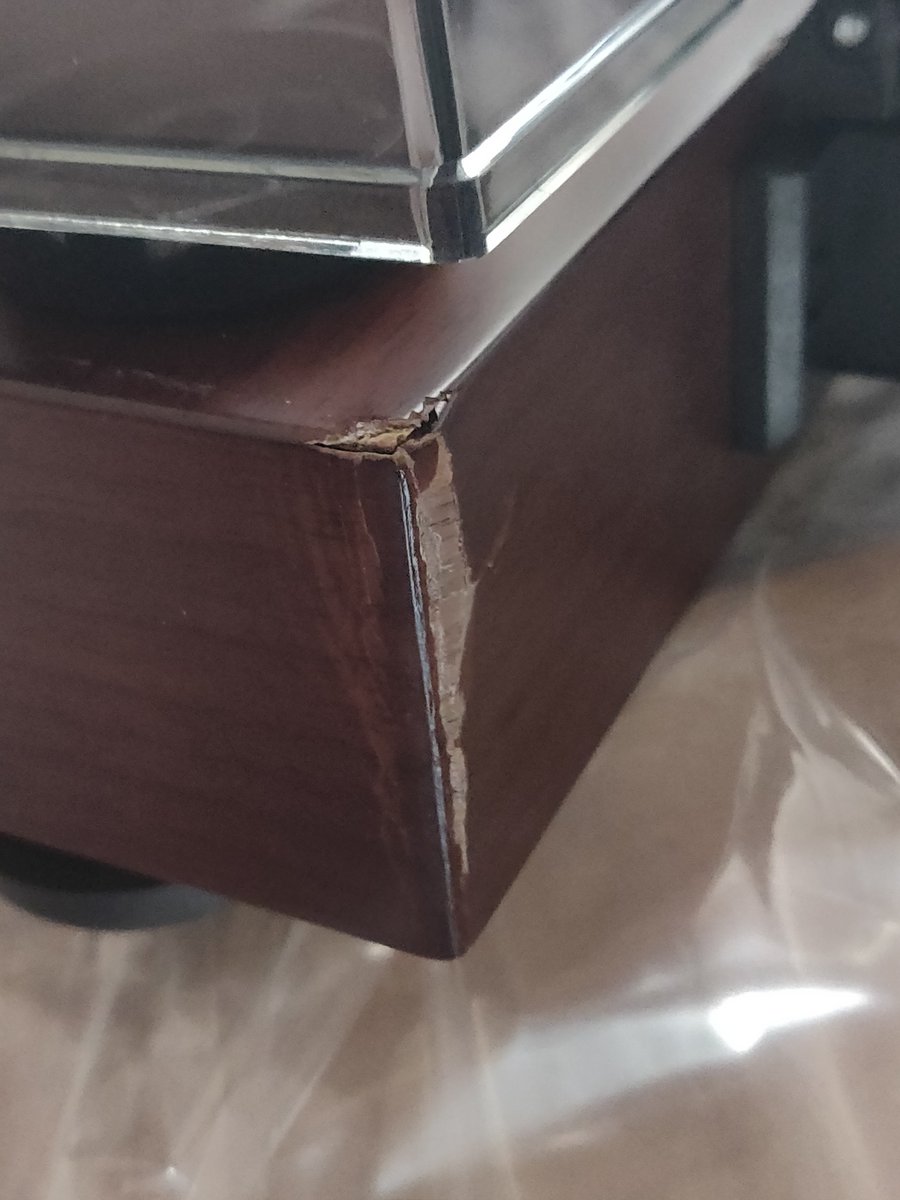 Lieve <a href="/Baxshop/">Bax-shop | Bax Music</a>, eerst het hele fiasco met de gitaar en nu dit. Jullie hebben netjes het moederboard vervangen van mijn platenspeler. Na 1 maand wachten kreeg ik hem weer terug, met een verrassing. Schade aan de speler... Ik ben er nu wel een beetje klaar mee allemaal.