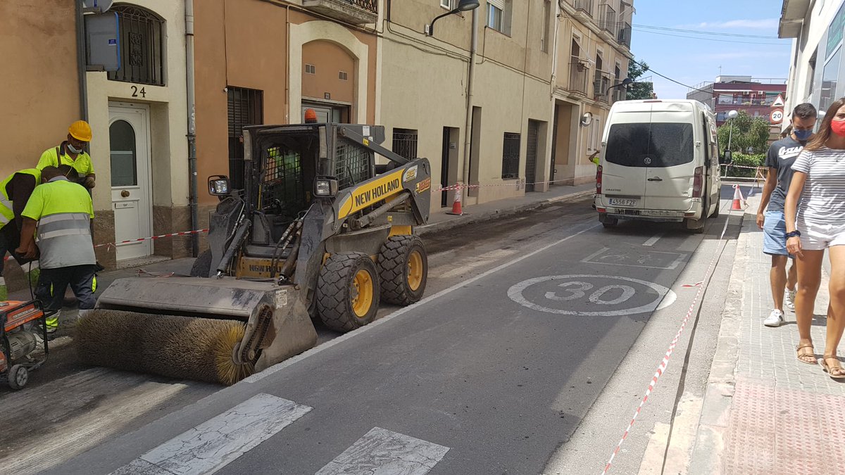 AjRipollet's tweet photo. Els treballs de #reasfaltat del carrer Padró en el tram entre els números 125 i 179 i a la zona de l'església s'estan enllestint aquests dies d'agost. Les #obres consisteixen en retirar l'anterior asfalt, reasfaltar aquests trams i pintar els senyals viaris. #Ripollet https://t.co/pvTeTPkkTg