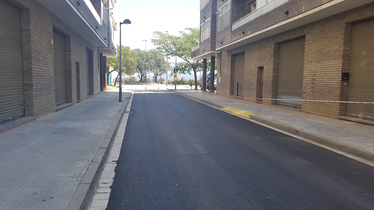AjRipollet's tweet photo. Els treballs de #reasfaltat del carrer Padró en el tram entre els números 125 i 179 i a la zona de l'església s'estan enllestint aquests dies d'agost. Les #obres consisteixen en retirar l'anterior asfalt, reasfaltar aquests trams i pintar els senyals viaris. #Ripollet https://t.co/pvTeTPkkTg