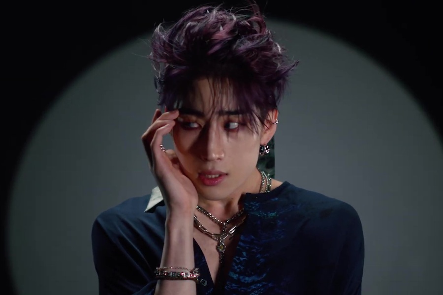 soompi's tweet photo. WATCH: #VICTON's #HanSeungWoo Sings Of A "Sacrifice" In MV For Bold Solo Debut 
https://t.co/an0OeMHJiS https://t.co/fv7TSfXPtU