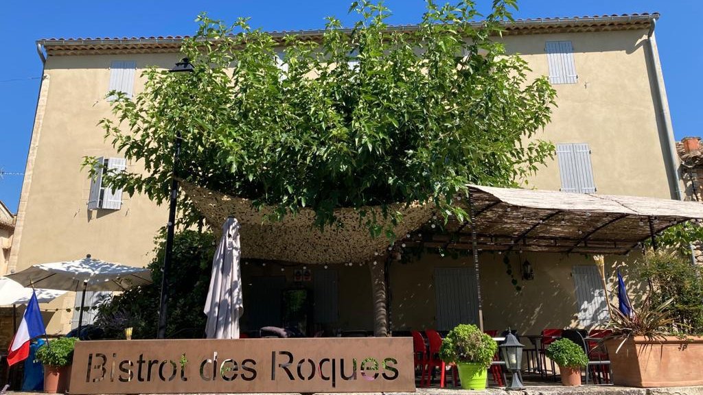 guideMichelinFR's tweet photo. Réservation indispensable au Bistrot des Roques dans le village de Saint-Pantaléon (#Vaucluse). Séduisante ardoise du jour pour seulement 18€  - avec un léger supplément truffes ! Le soir, menu-surprise à 39€. 
#cuisinedumarche #luberon https://t.co/GZYxNPD9Rg