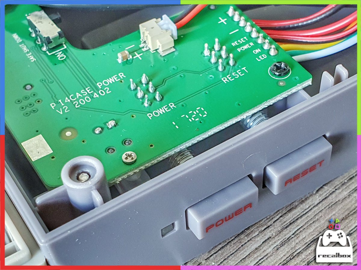recalbox's tweet photo. Mais ce n'est pas tout : 
Le #NesPi4Case inclus une alimentation 3A, et intègre aussi directement un énorme dissipateur thermique, ainsi qu'un ventilateur pour une gestion de la température à première vue très efficace ! 👌😎☃️❄
TEST &amp; UNBOXING : ⤵️⤵️⤵️
https://t.co/keCJk15jTS https://t.co/n2CSd0UDpZ
